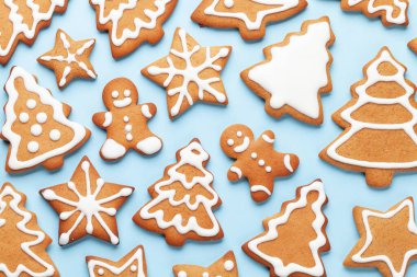 Mavi arka planda zencefilli kurabiyeli Noel kartı. Üst görünüm düzlüğü