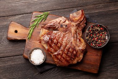 Baharat ve bitkilerle ızgara biftek. Üst görünüm düzlüğü