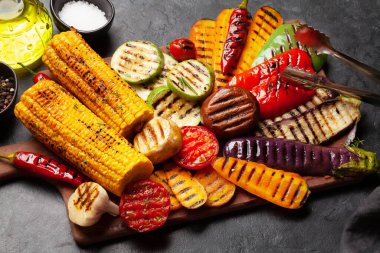 Baharatlı ve baharatlı ızgara sebzeler.