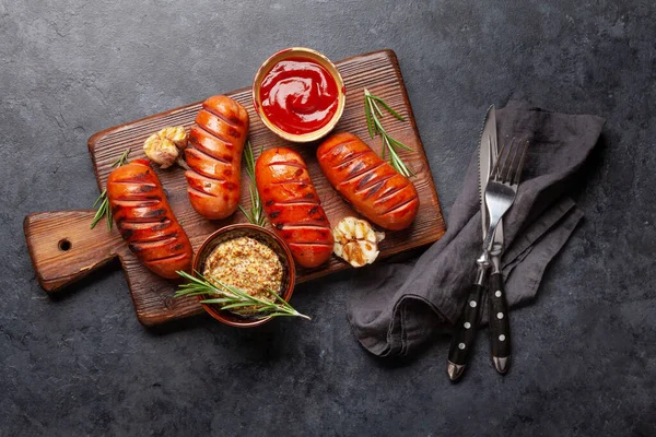 Salsicce Alla Griglia Calde Tavola Legno Con Ketchup Senape Vista — Foto Stock