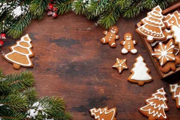 圣诞贺卡 上面有姜饼饼干和枞树 顶视图平面放置与空间的圣诞节问候 — 图库照片