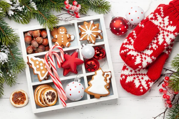 圣诞贺卡 上面有姜饼饼干和冷杉树装饰 顶视图平铺 — 图库照片