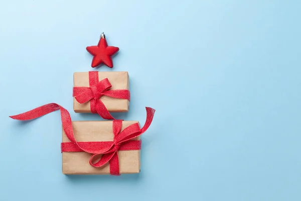 圣诞卡与杉树形状的礼品盒 顶视图平面放置与空间为您的圣诞问候 — 图库照片