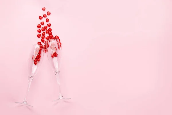 シャンパングラスとハート型のお菓子付きバレンタインデーカード コピースペース付きのトップビューフラットレイ — ストック写真