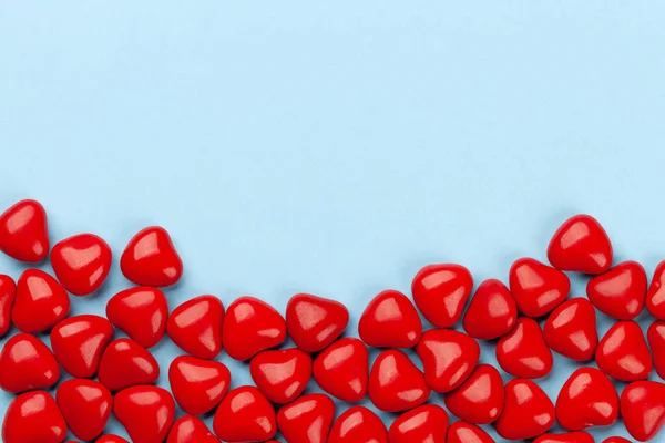 ハート型のお菓子付きバレンタインデーカード コピースペース付きのトップビューフラットレイ — ストック写真
