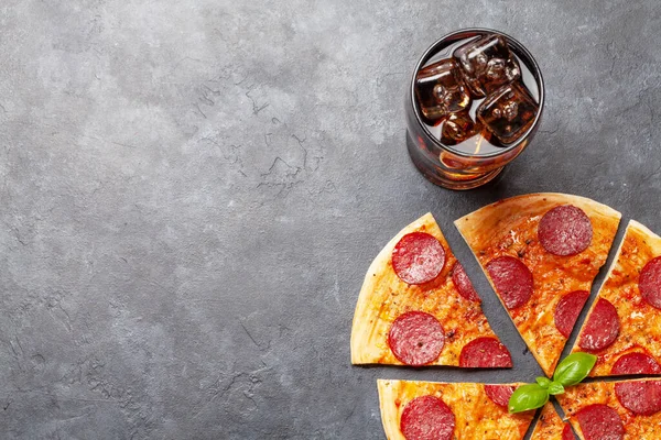Finom Házi Pizza Pepperónival Egy Pohár Kólával Jéggel Felülnézet Fénymásoló — Stock Fotó