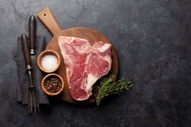 Biftek ya da baharatlı çiğ biftekli biftek. Üst görünüm düzlüğü kopyalama alanı ile yatıyordu