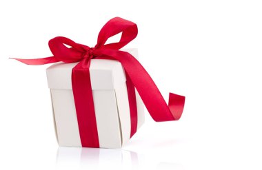 Beyaz arka plan üzerinde izole kırmızı kurdele ile beyaz hediye kutusu