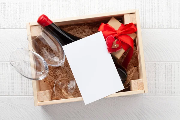 赤ワインボトル付きバレンタインデーギフトボックス トップビューフラットレイアウトあなたの挨拶のためのスペース — ストック写真