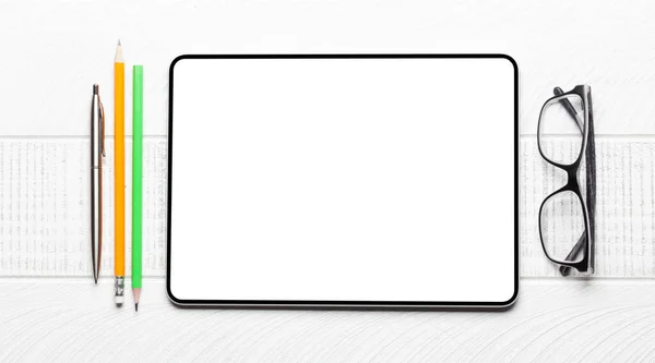 Tableta Con Pantalla Blanco Escritorio Suministros Oficina Vista Superior Plano —  Fotos de Stock