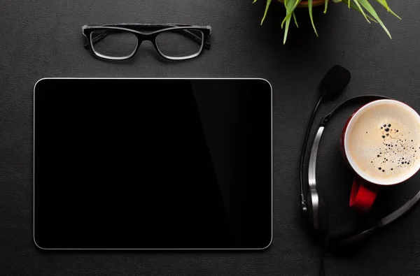 Boş Ekranlı Tablet Masa Başında Ofis Malzemeleri Üst Görünüm Düzlüğü — Stok fotoğraf