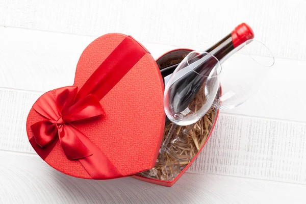 Valentijnsdag Hart Geschenkdoos Met Wijn Glazen Bovenaanzicht Vlak Lay — Stockfoto