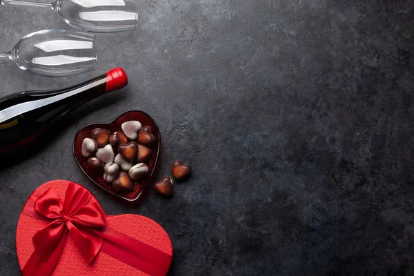 Подарочная Коробка День Святого Валентина Вино Шоколад Квартира Видом Сверху — стоковое фото