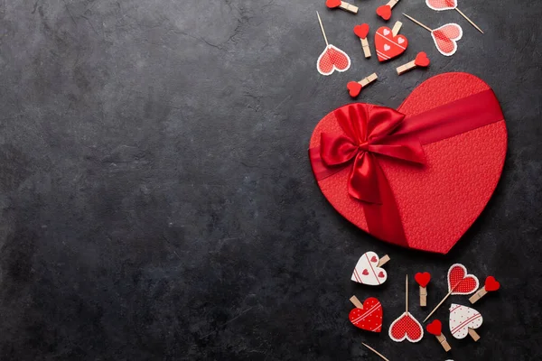 Valentines Day Heart Decor Gift Box Stone Backdrop Top View — Foto Stock