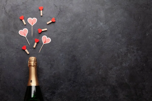 Şampanya Şişesi Kalp Şeklinde Dekor Üst Görünüm Düzlüğü Kopyalama Alanı — Stok fotoğraf
