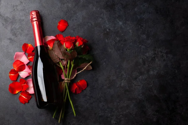 Champagne Fles Rozenbloemblaadjes Valentijnsdag Wenskaart Met Ruimte Voor Groeten Bovenaanzicht — Stockfoto