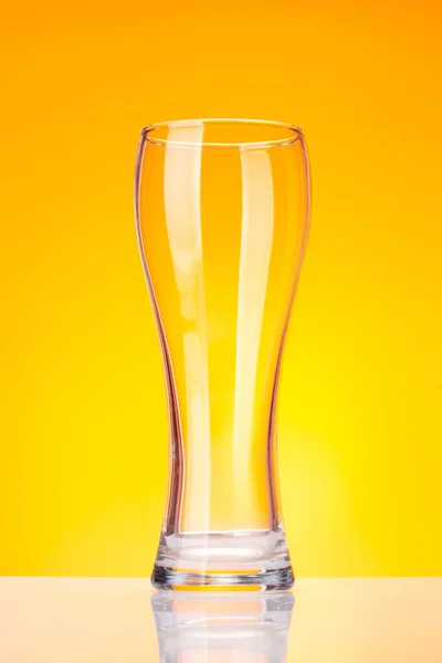 Empty Beer Glass Front Yellow Background Studio Shot — Stock Photo, Image