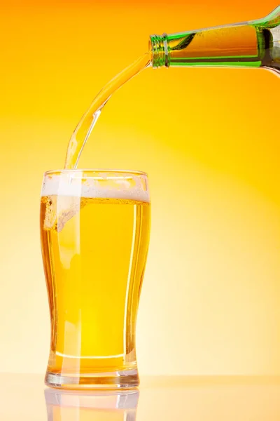 Piwo Przelewające Się Butelki Szklanki Przed Żółtym Tłem Studio Przestrzenią — Zdjęcie stockowe
