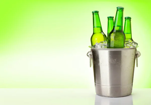 Пивні Пляшки Льодовому Відрі Над Зеленим Тлом Пробілом Копіювання — стокове фото