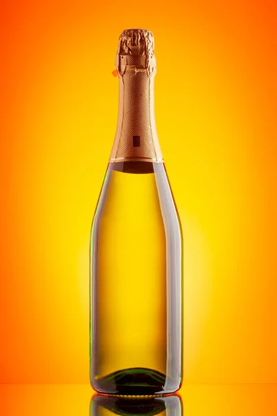 Σαμπάνια Μπουκάλι Αφρώδους Κρασιού Πάνω Από Κίτρινο Φόντο — Φωτογραφία Αρχείου