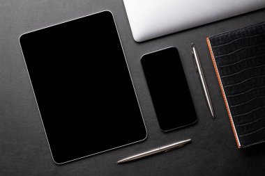 Tablet ve akıllı telefon. Masasında boş ekran var. Üst görünüm düzlüğü kopyalama alanı ile yatıyordu
