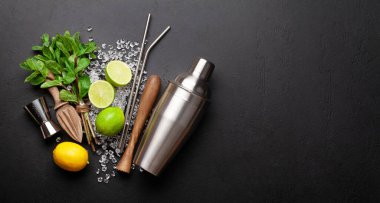 Mojito kokteyli yapmak. Malzemeler ve içecek aletleri. Tarifiniz için en üstteki görünüm dairesi boşluk ile yatıyordu