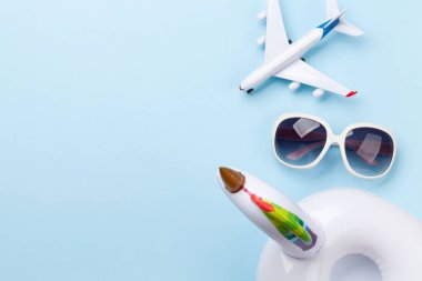 Seyahat ve tatil konsepti. Aksesuarlar ve eşyalar. Üst görünüm düzlüğü kopyalama alanı ile yatıyordu