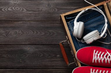 Seyahat ve tatil konsepti. Eşyaları ve kıyafetleri olan bir valiz. Üst görünüm düzlüğü kopyalama alanı ile yatıyordu