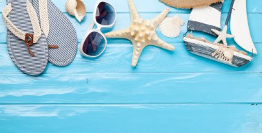 Seyahat ve tatil konsepti. Aksesuarlar ve eşyalar. Üst görünüm düzlüğü kopyalama alanı ile yatıyordu