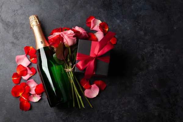 Бутылка Шампанского Лепестки Роз Открытки День Святого Валентина Подарочной Коробкой — стоковое фото