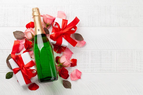 Champagne Flaska Och Ros Blomblad Alla Hjärtans Dag Gratulationskort Med — Stockfoto