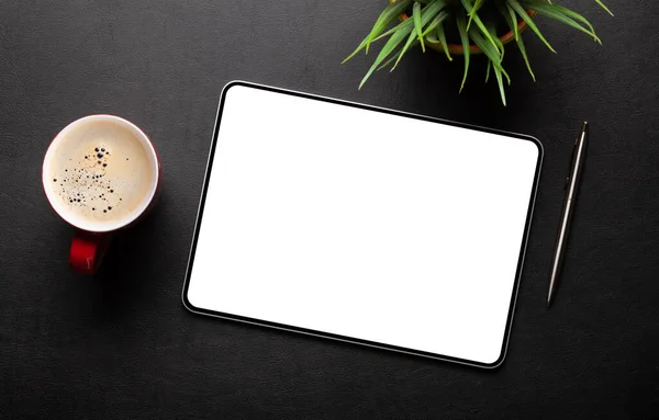 桌子上有空白屏风 咖啡杯和办公用品 带有复制空间的顶视图平面布局 — 图库照片