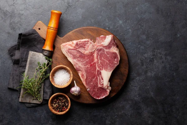 Filete Res Crudo Porterhouse Bone Con Hierbas Especias Vista Superior — Foto de Stock