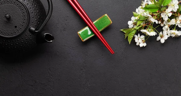 ティーポット 寿司箸で日本料理の背景 コピースペース付きのトップビューフラットレイ — ストック写真