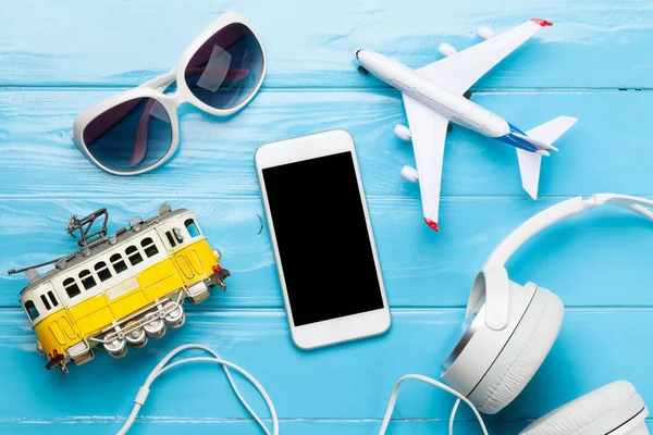 Concepto Viaje Vacaciones Accesorios Artículos Viaje Smartphone Tranvía Juguetes Avión — Foto de Stock