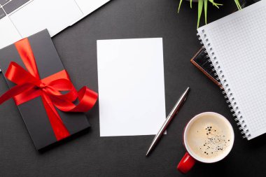 Ofis masasındaki dizüstü bilgisayarın üzerinde bir hediye kutusu. Tebrik etmek için en üstteki dairede yer var. Sevgililer Günü