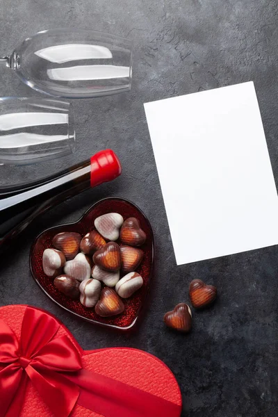 Valentijnsdag Hart Geschenkdoos Wijn Chocolade Bovenaanzicht Plat Lag Met Blanco — Stockfoto