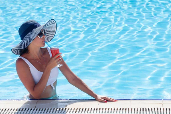 Frau Entspannt Sich Pool Mit Tropischem Cocktail Mit Kopierraum — Stockfoto