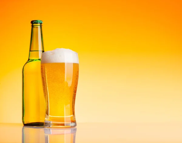 Beer Bottle Glass Lager Beer Front Yellow Background Studio Shot — Stock Photo, Image