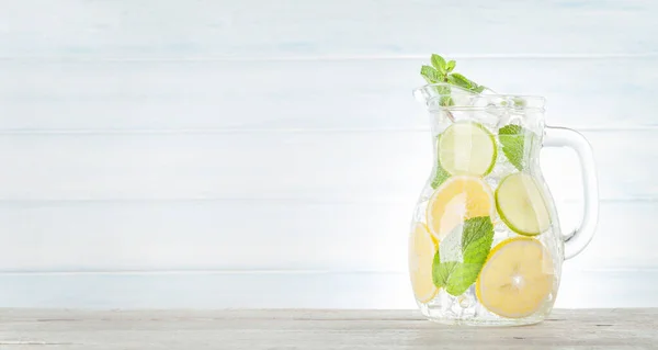 Jarro Limonada Com Limão Hortelã Cubos Gelo Com Espaço Cópia — Fotografia de Stock