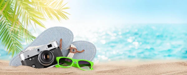 Retro Kamera Flip Flops Und Sonnenbrille Tropischen Strand Mit Palmenblättern — Stockfoto