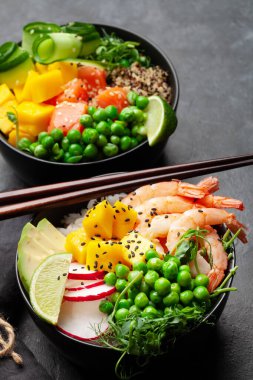 Karides, somon, avokado ve mango dolu kaseler. Geleneksel Hawai yemeği