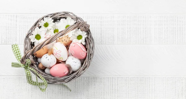 Ostergrußkarte Mit Ostereiern Und Blumen Korb Draufsicht Flach Lag Mit — Stockfoto