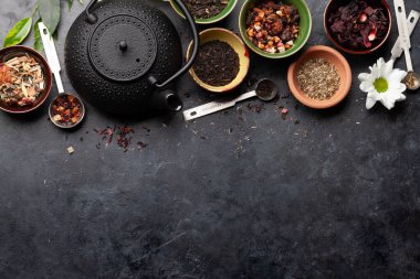 Çeşitli kurutulmuş çay ve çaydanlık. Üst görünüm düzlüğü kopyalama alanı ile yatıyordu