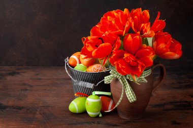 Lale çiçekleri buketi ve paskalya yumurtaları. Paskalya tebrik kartı şablonu. Selamlarınız için yer var.