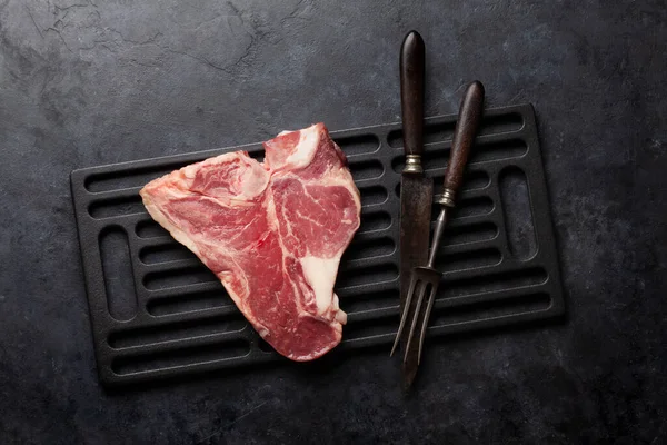 Biftek Metal Izgaranın Üstünde Çiğ Biftek Üst Görünüm Düzlüğü — Stok fotoğraf