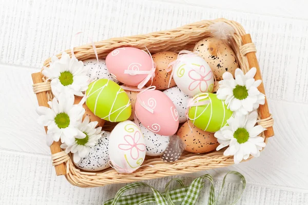 Tarjeta Felicitación Pascua Con Huevos Pascua Flores Cesta Vista Superior — Foto de Stock