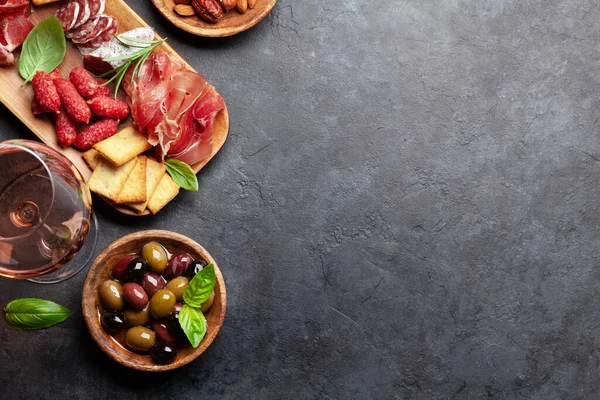 Antipasti Mit Prosciutto Salami Cracker Käse Nüssen Oliven Und Rosenwein — Stockfoto