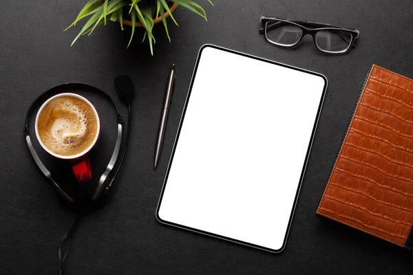Masasında Boş Ekran Olan Tablet Kahve Fincanı Ofis Malzemeleri Üst — Stok fotoğraf