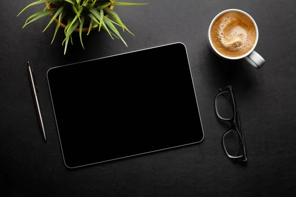 Masasında Boş Ekran Olan Tablet Kahve Fincanı Ofis Malzemeleri Üst — Stok fotoğraf